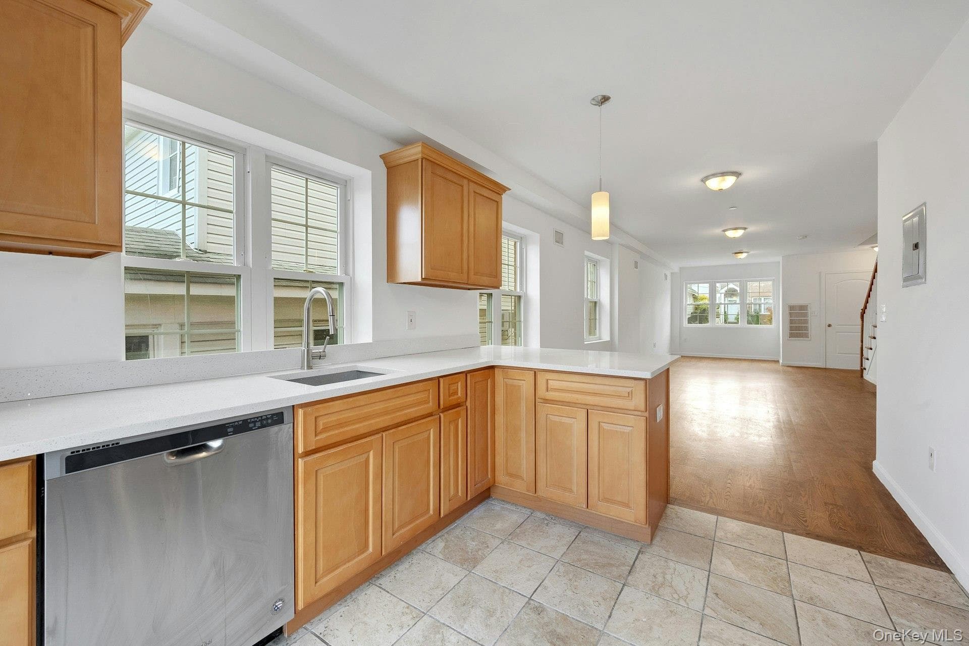 820 Hollywood Avenue thumbnail 15