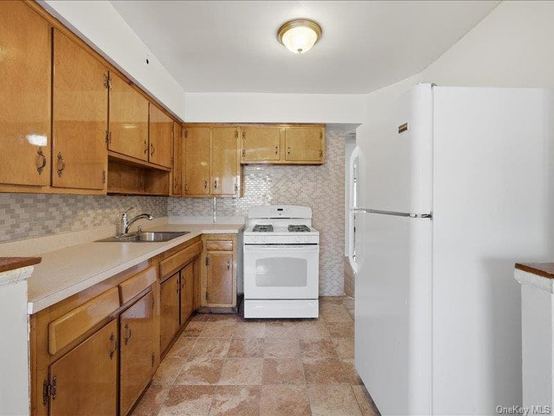 1058 E 211th Street thumbnail 8