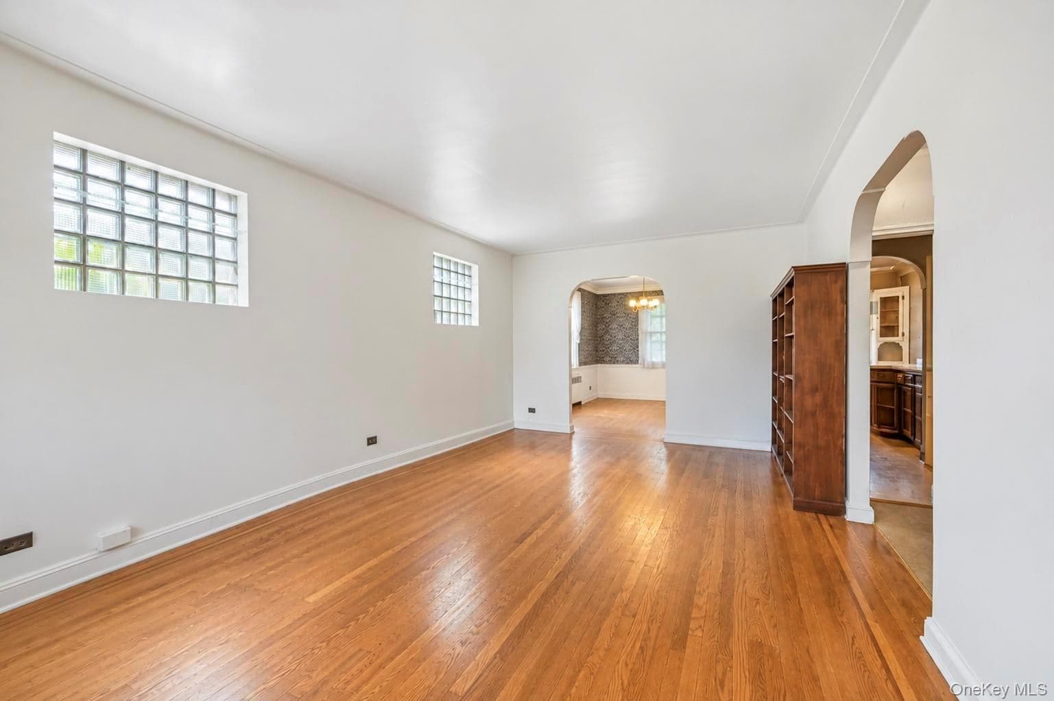 1845 Hering Avenue thumbnail 13