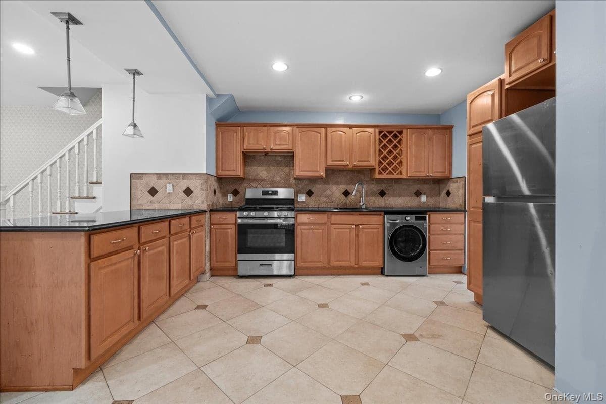 2351 Kingsland Avenue thumbnail 5