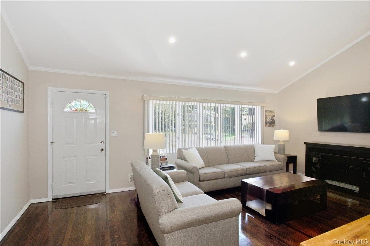 840 Carolyn Court thumbnail 4