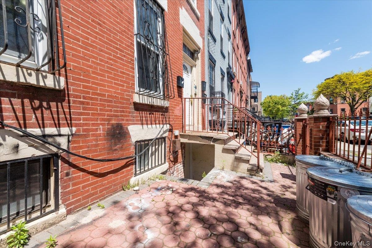1055 Jefferson Avenue thumbnail 2
