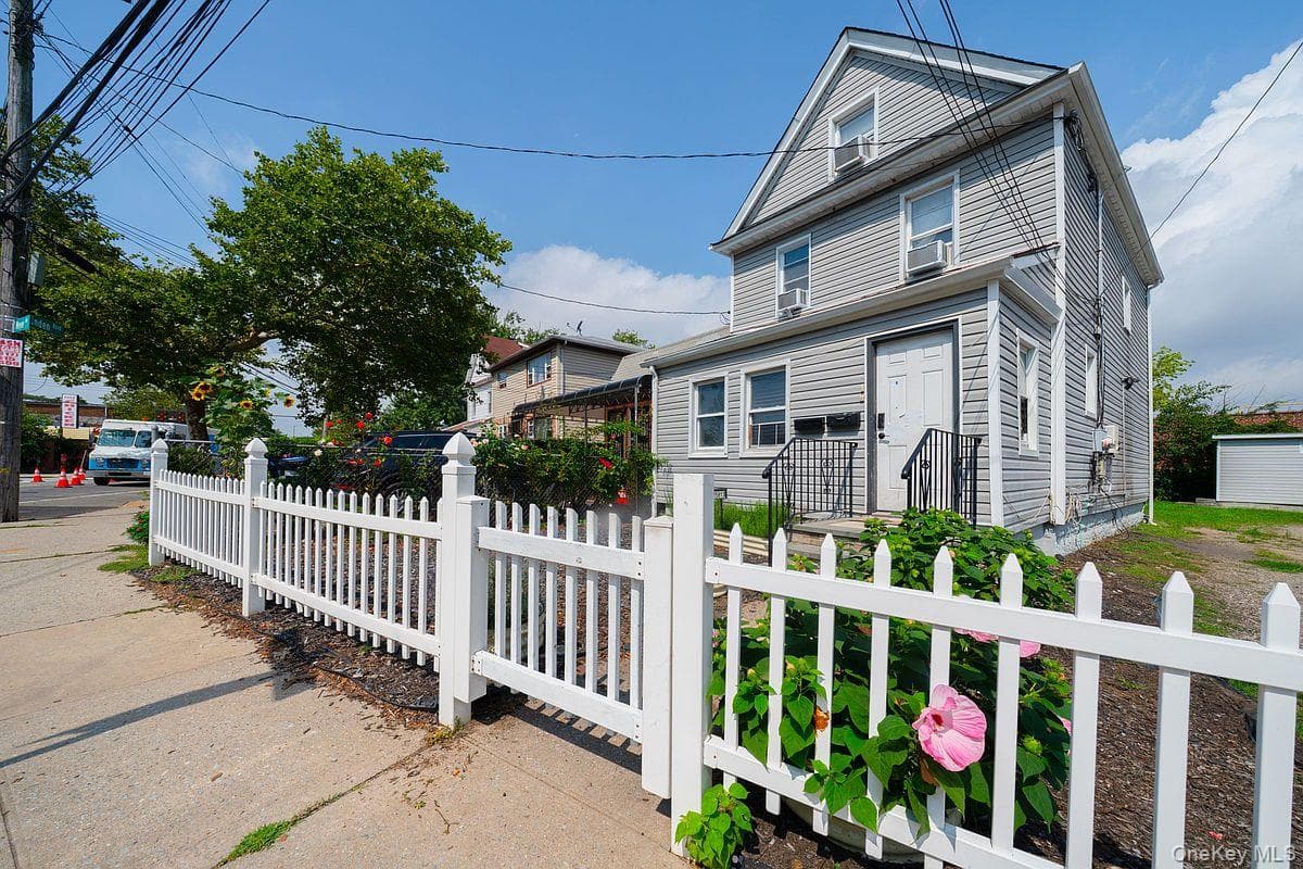 15813 Linden Boulevard thumbnail 2