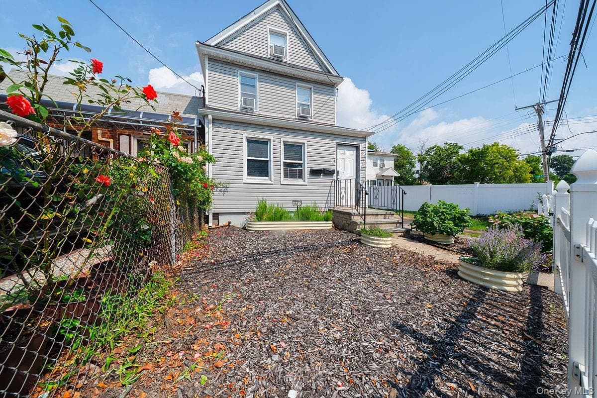 15813 Linden Boulevard thumbnail 3