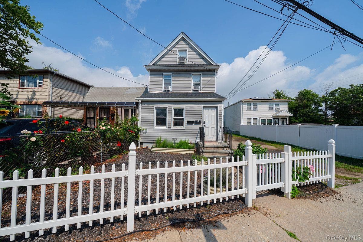 15813 Linden Boulevard photo 1