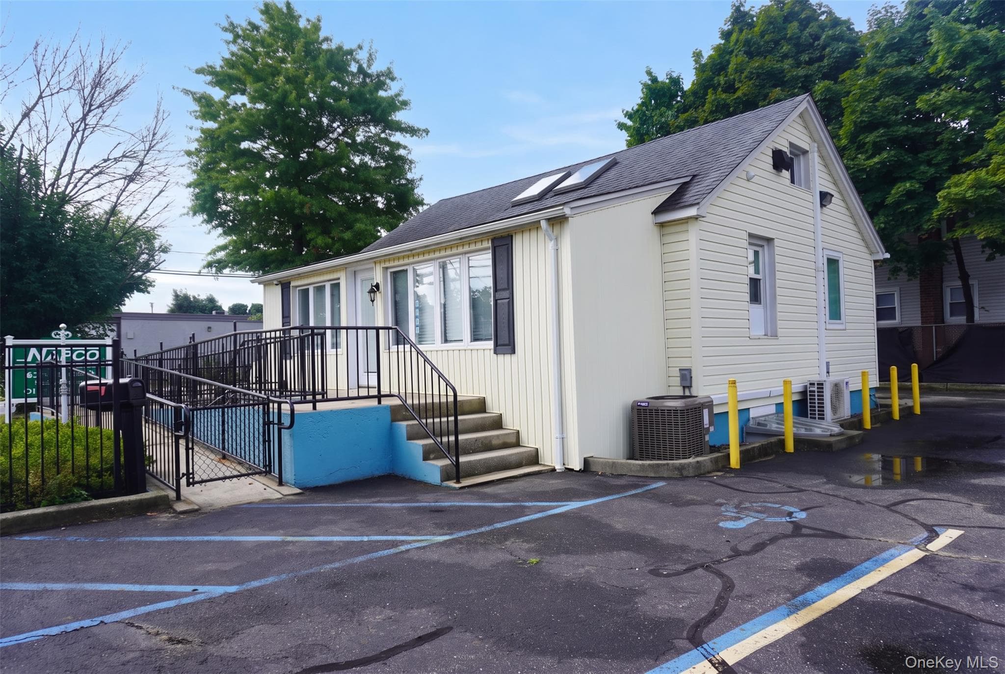 946 Little East Neck Road, West Babylon