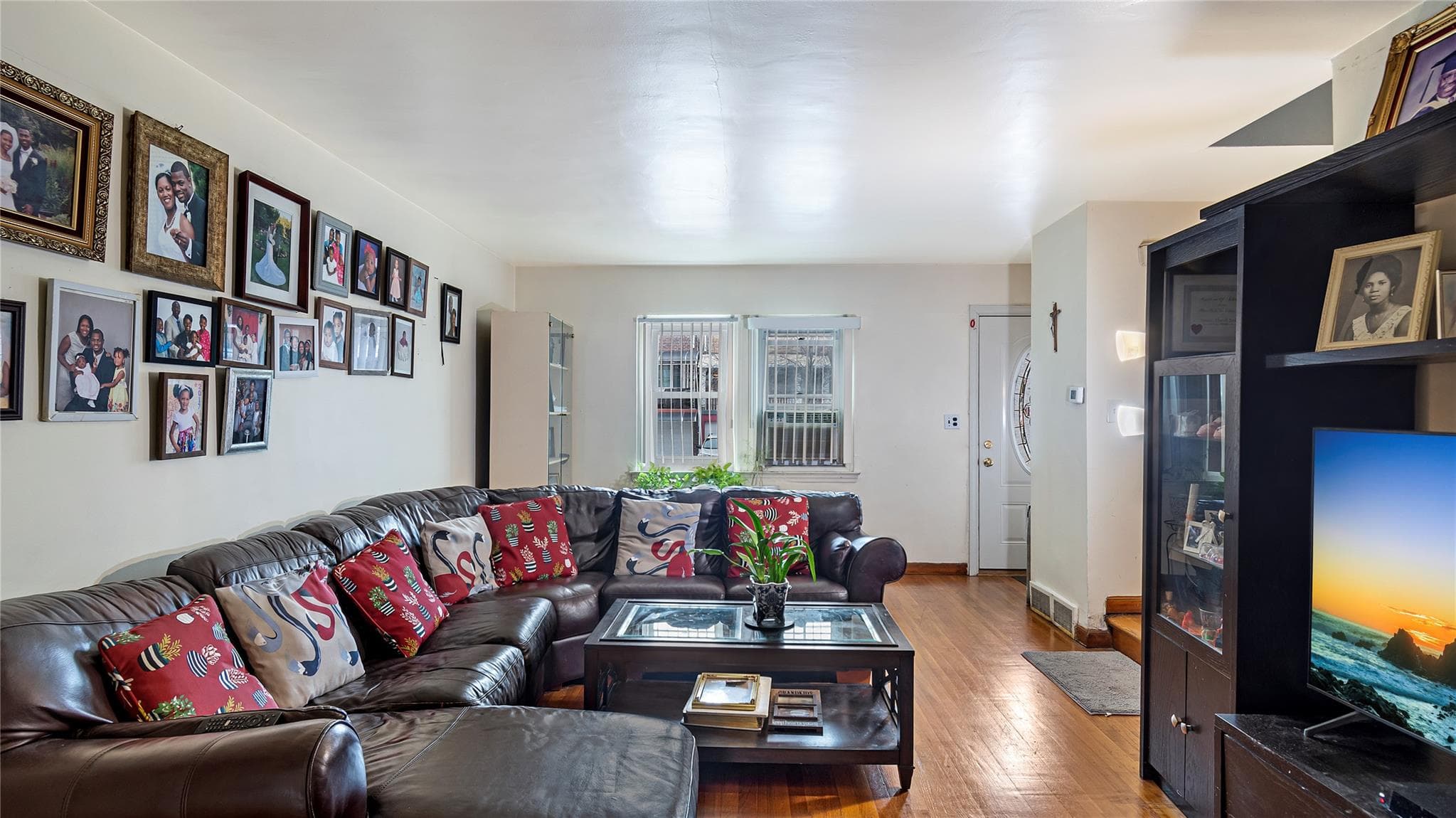 2934 Throop Avenue thumbnail 3