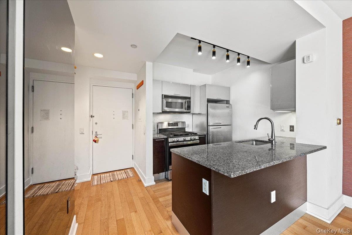 350 W 42nd Street Unit: 19I thumbnail 13
