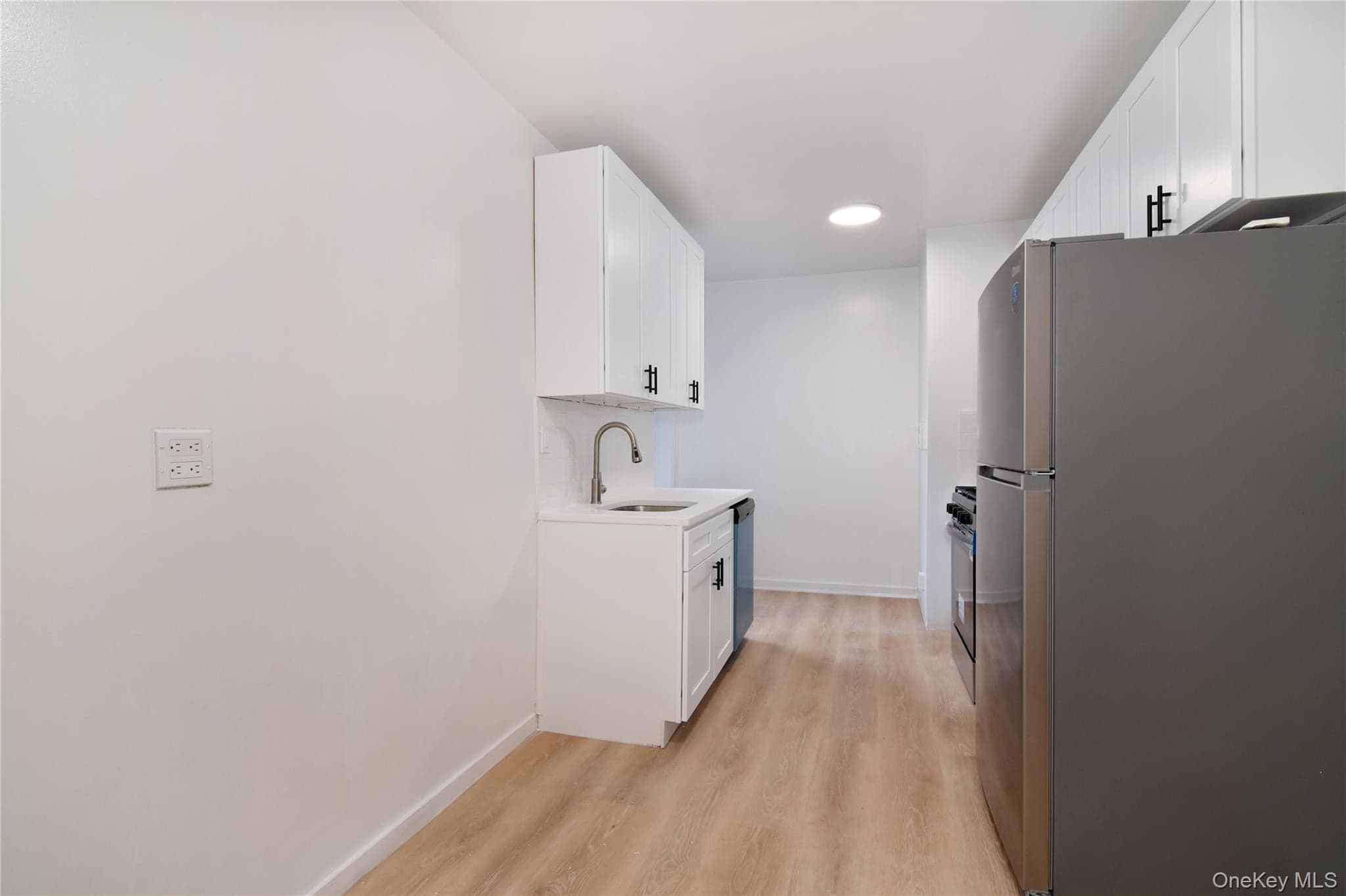 590 E 3rd Street Unit: 1L thumbnail 3