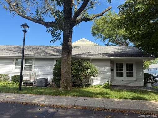 121 Whalers Cove, Babylon