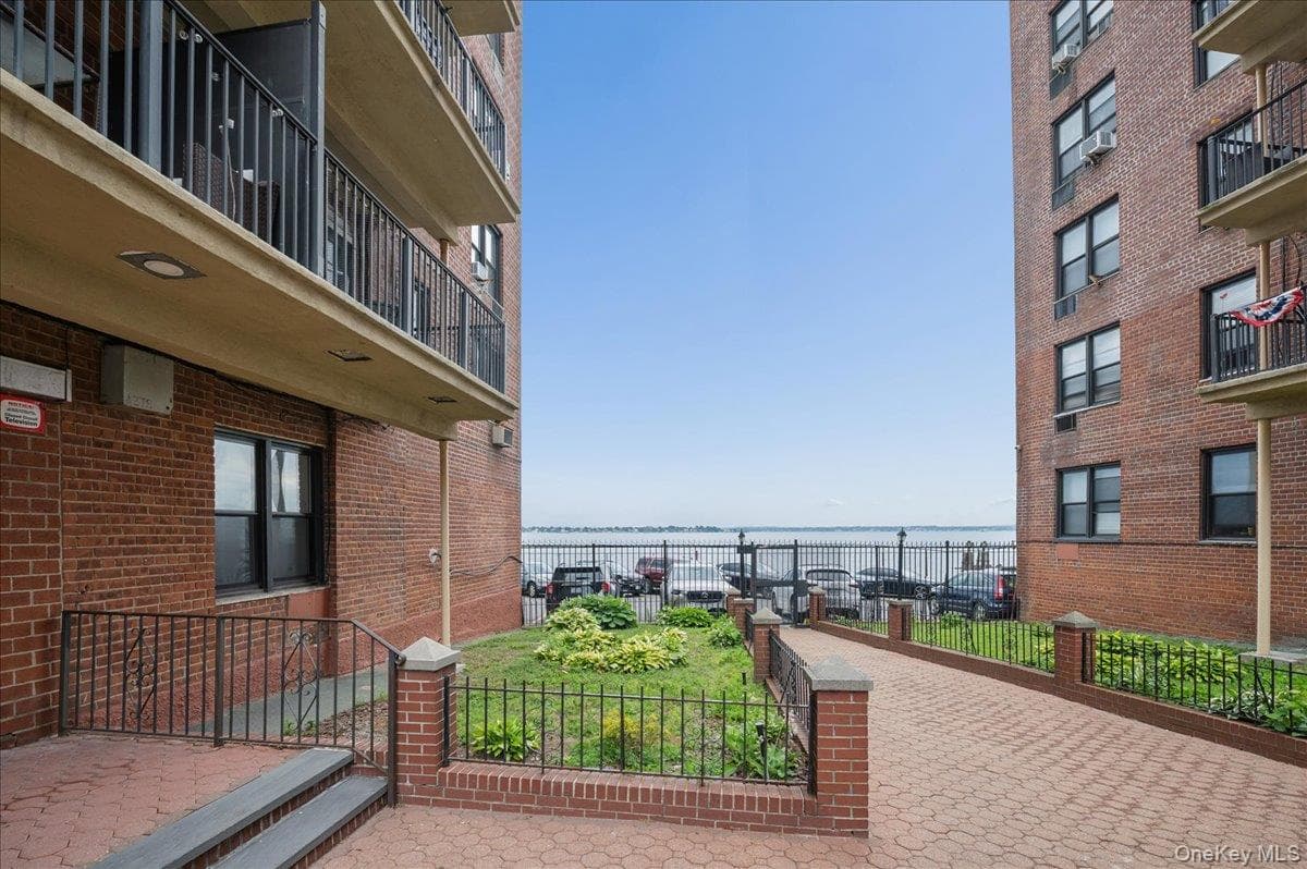 1130 Stadium Avenue Unit: 1J photo 1