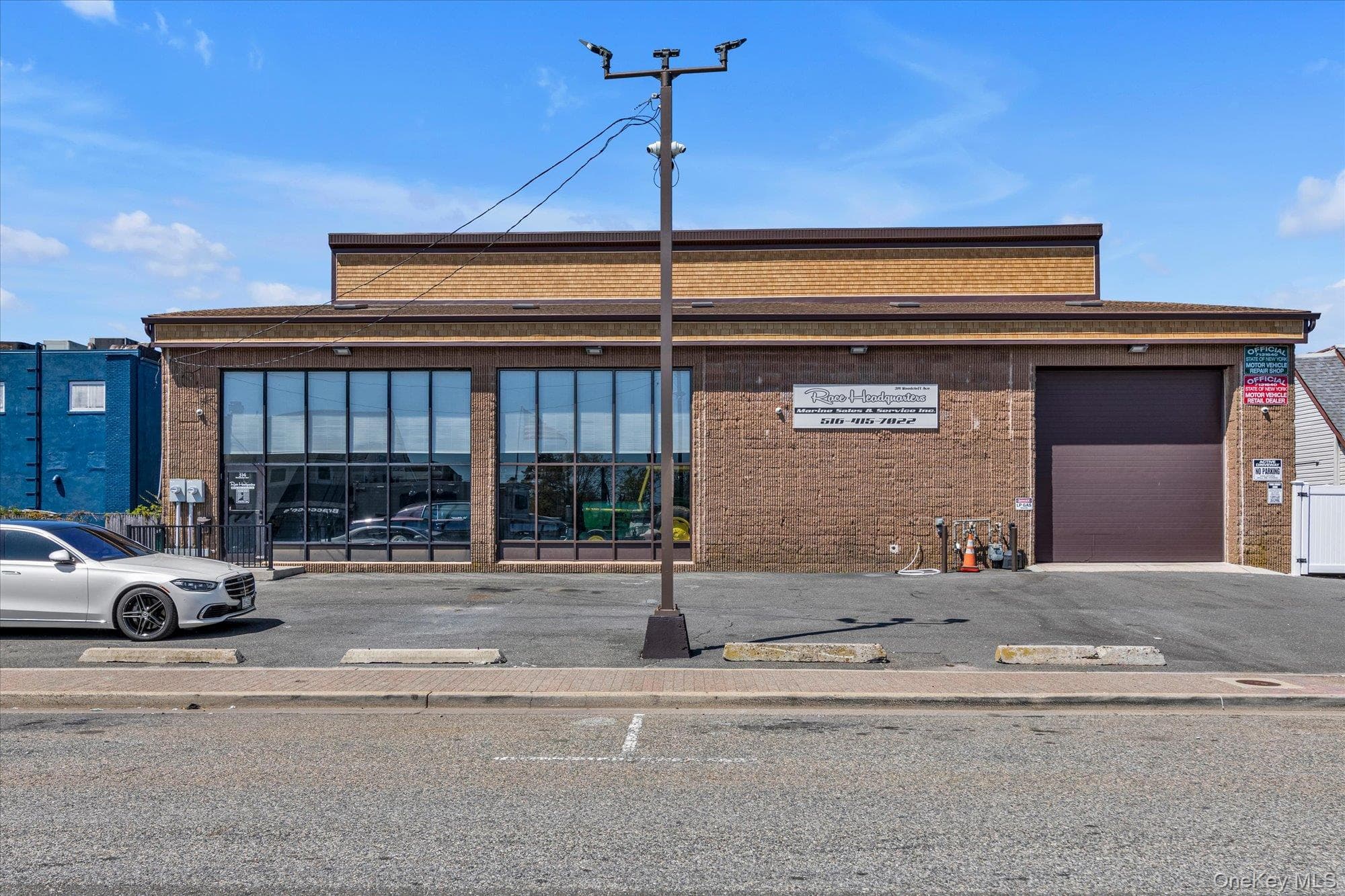 312-314 Woodcleft Avenue thumbnail 2