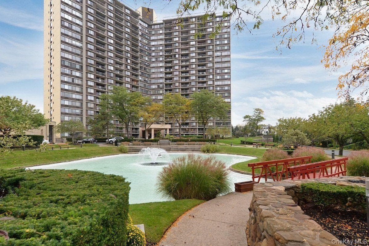 1 Bay Club Drive Unit: 18L, Bayside