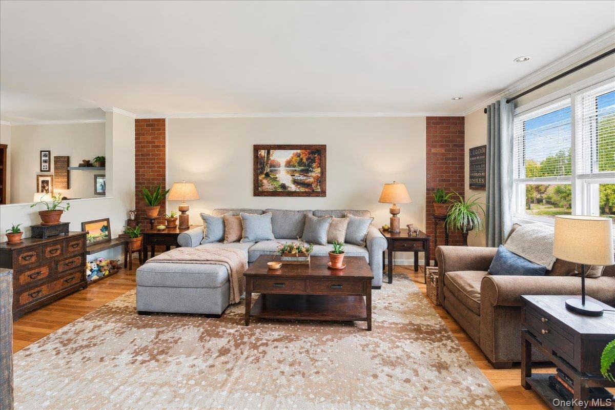 2653 Harding Avenue thumbnail 3