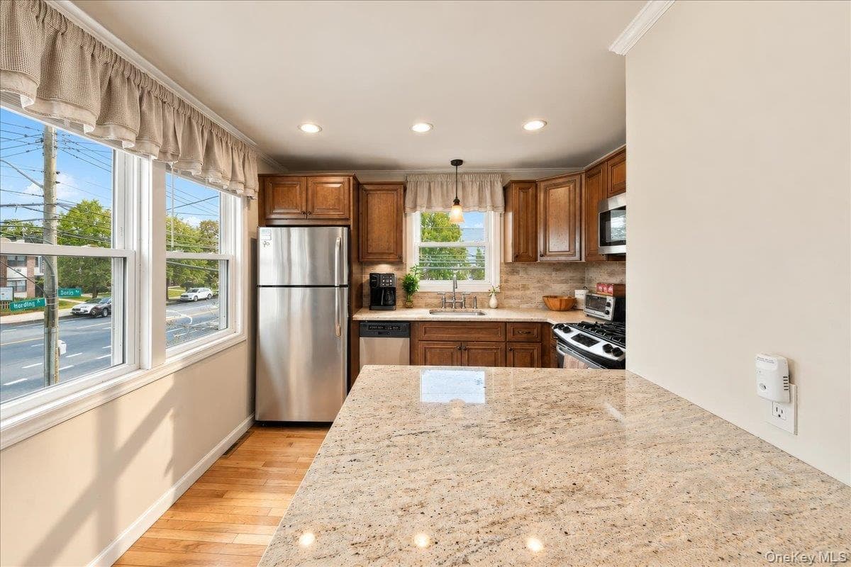2653 Harding Avenue thumbnail 6
