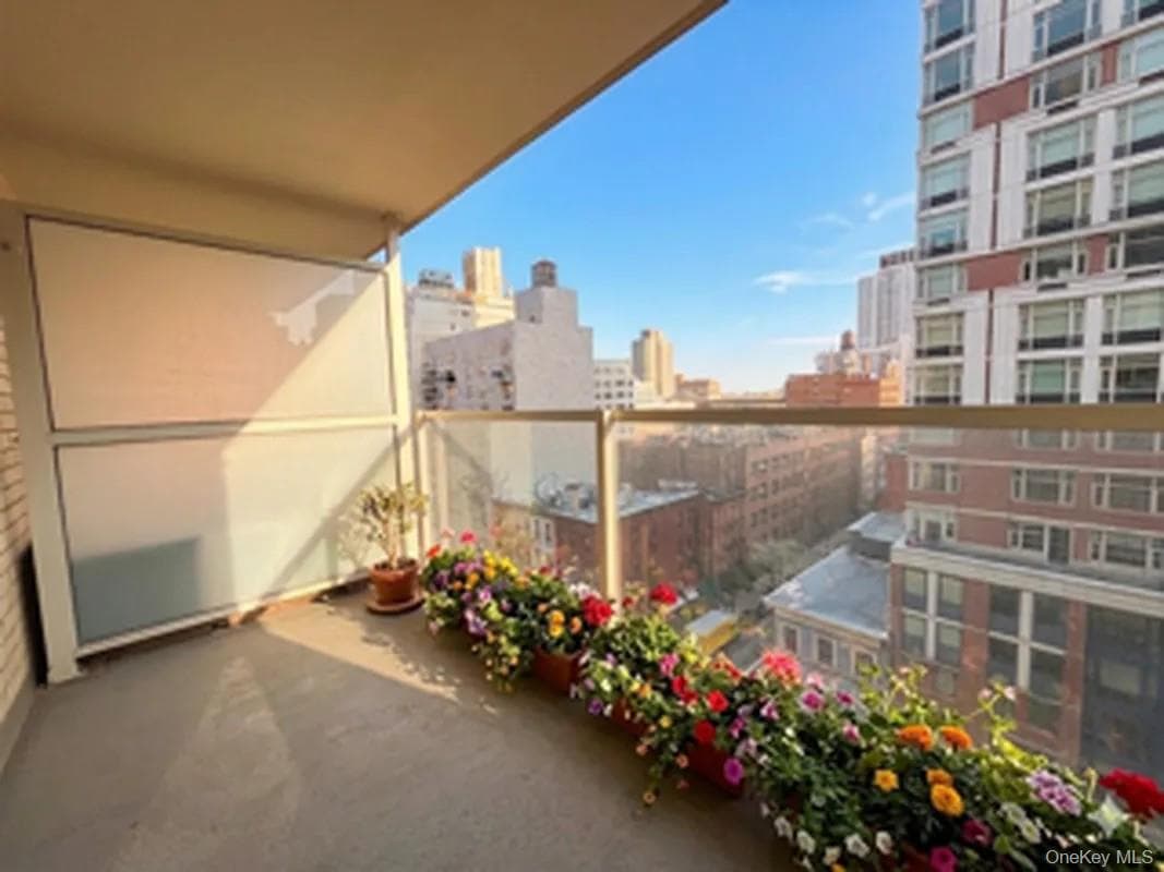370 E 76th Street Unit: B1102, New York (manhattan)