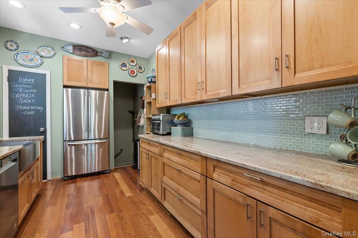 323 E Walnut Street thumbnail 11