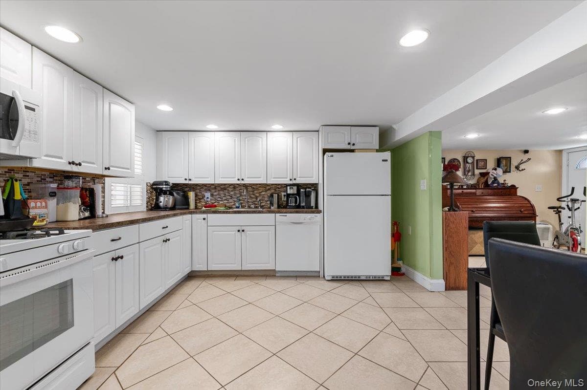 323 E Walnut Street thumbnail 28