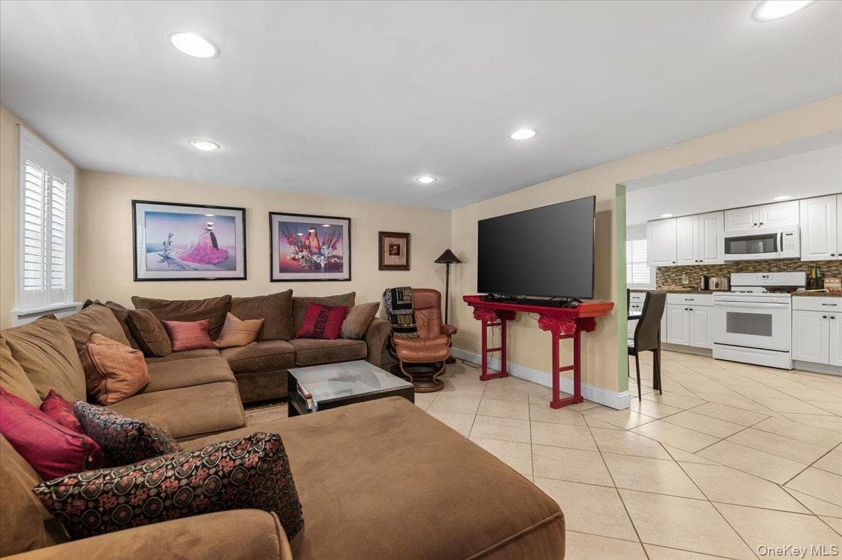 323 E Walnut Street thumbnail 25