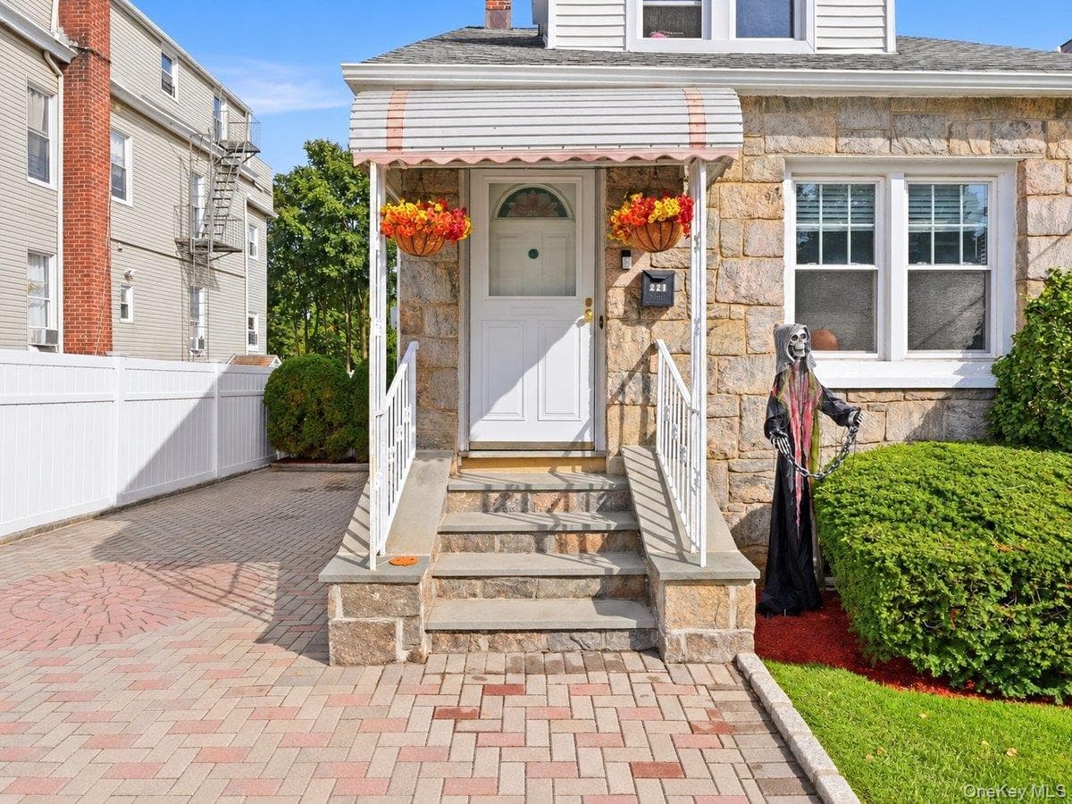 221 Edgewood Avenue thumbnail 5