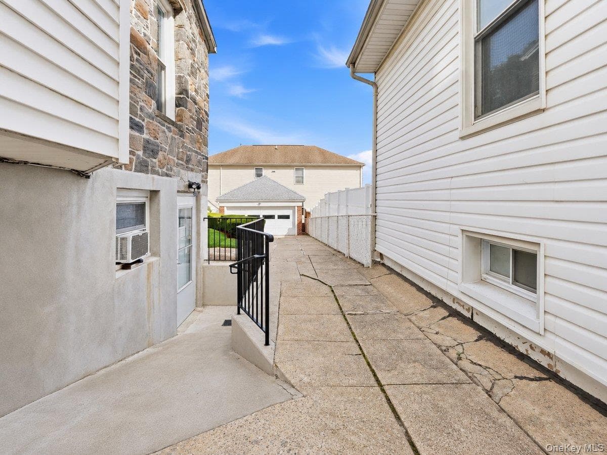 221 Edgewood Avenue thumbnail 40