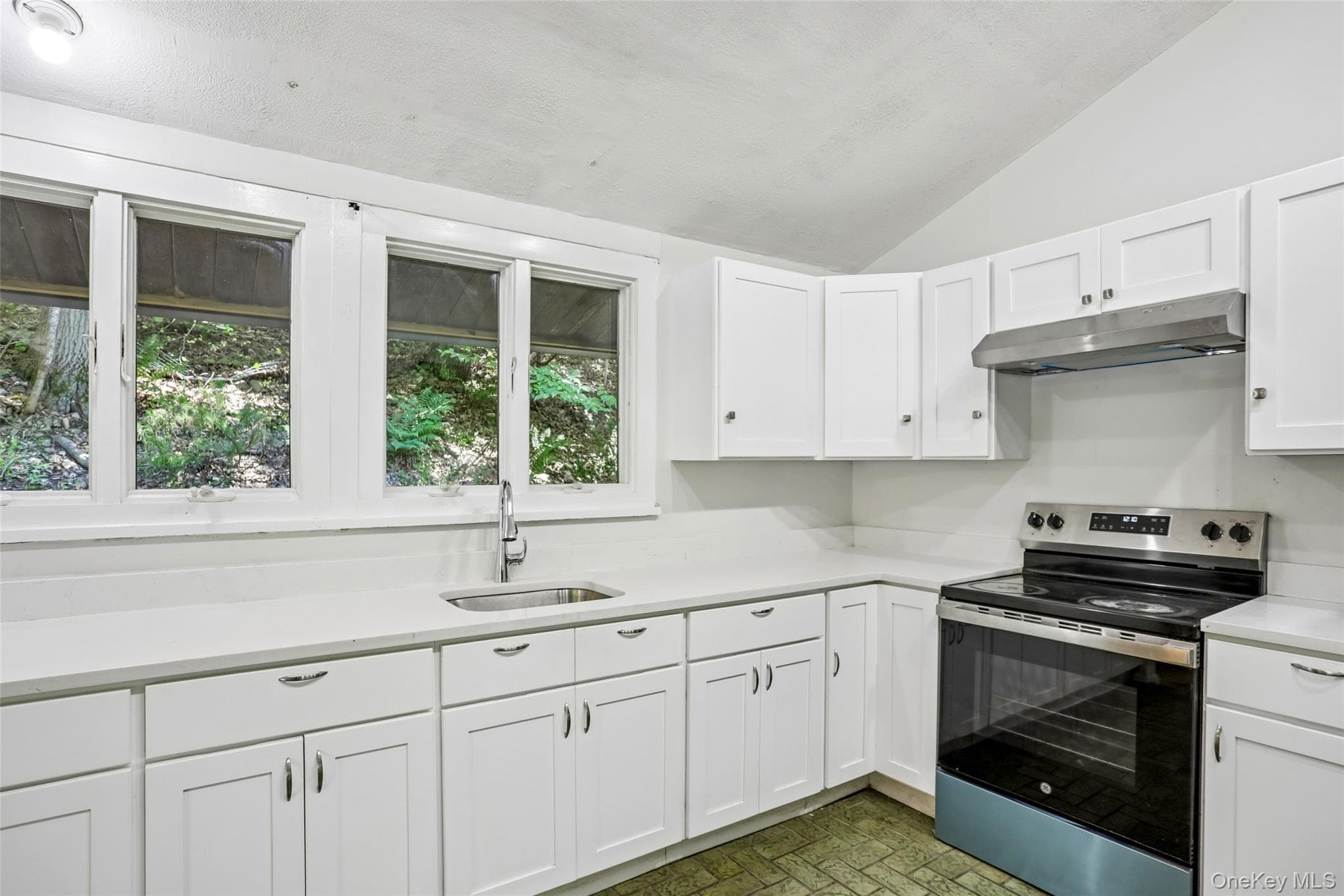 951 Haverstraw Road thumbnail 2