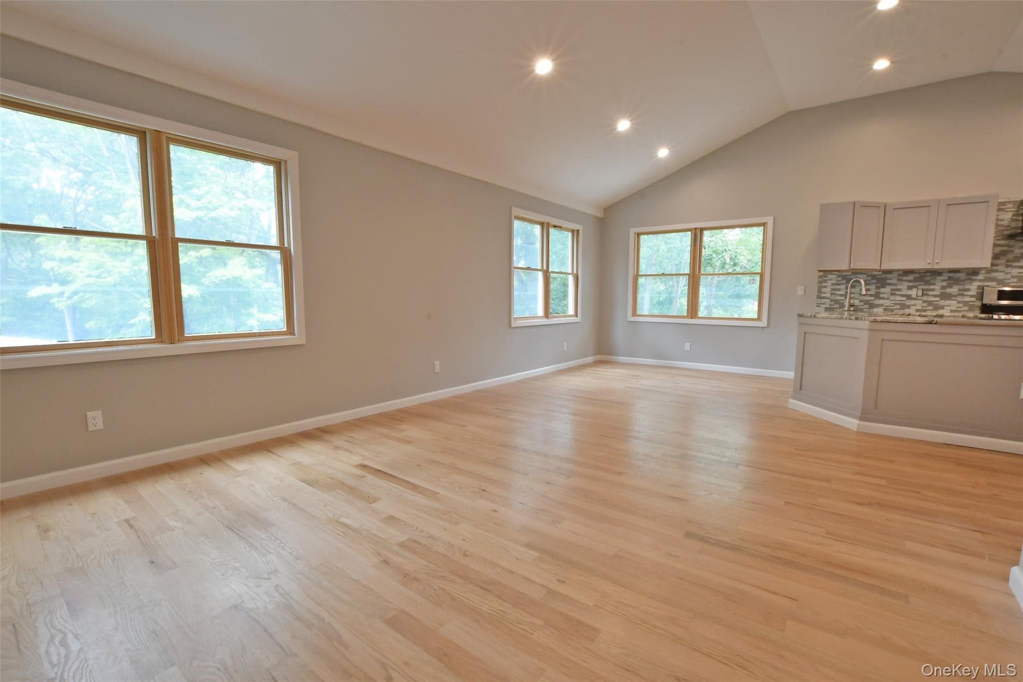 6 Southold Road thumbnail 18