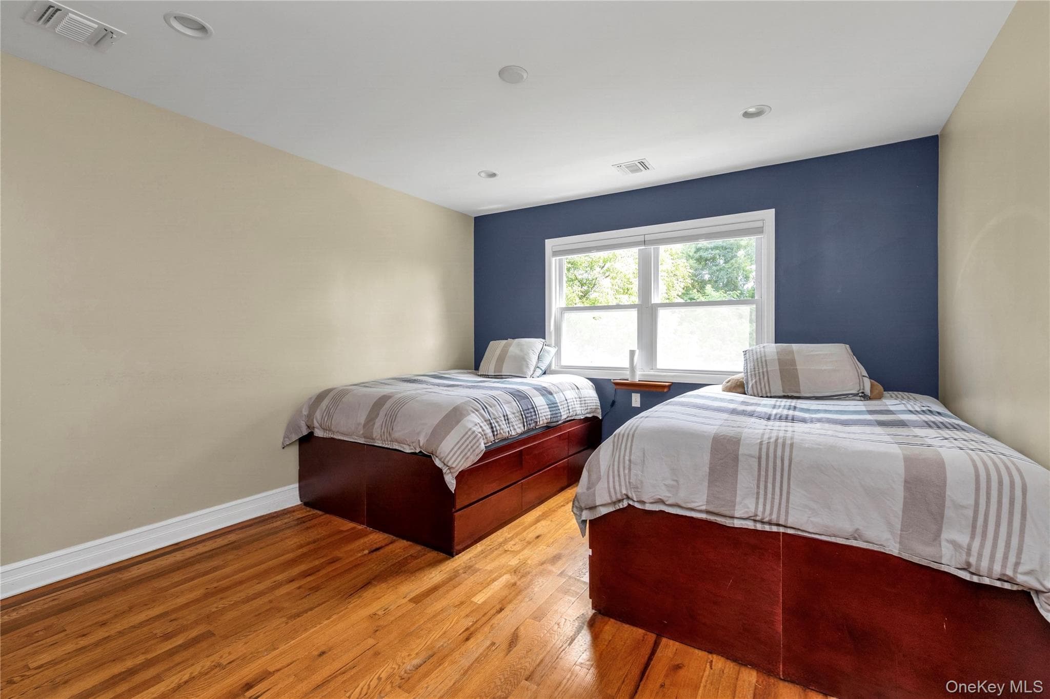 647 Jarvis Avenue thumbnail 13