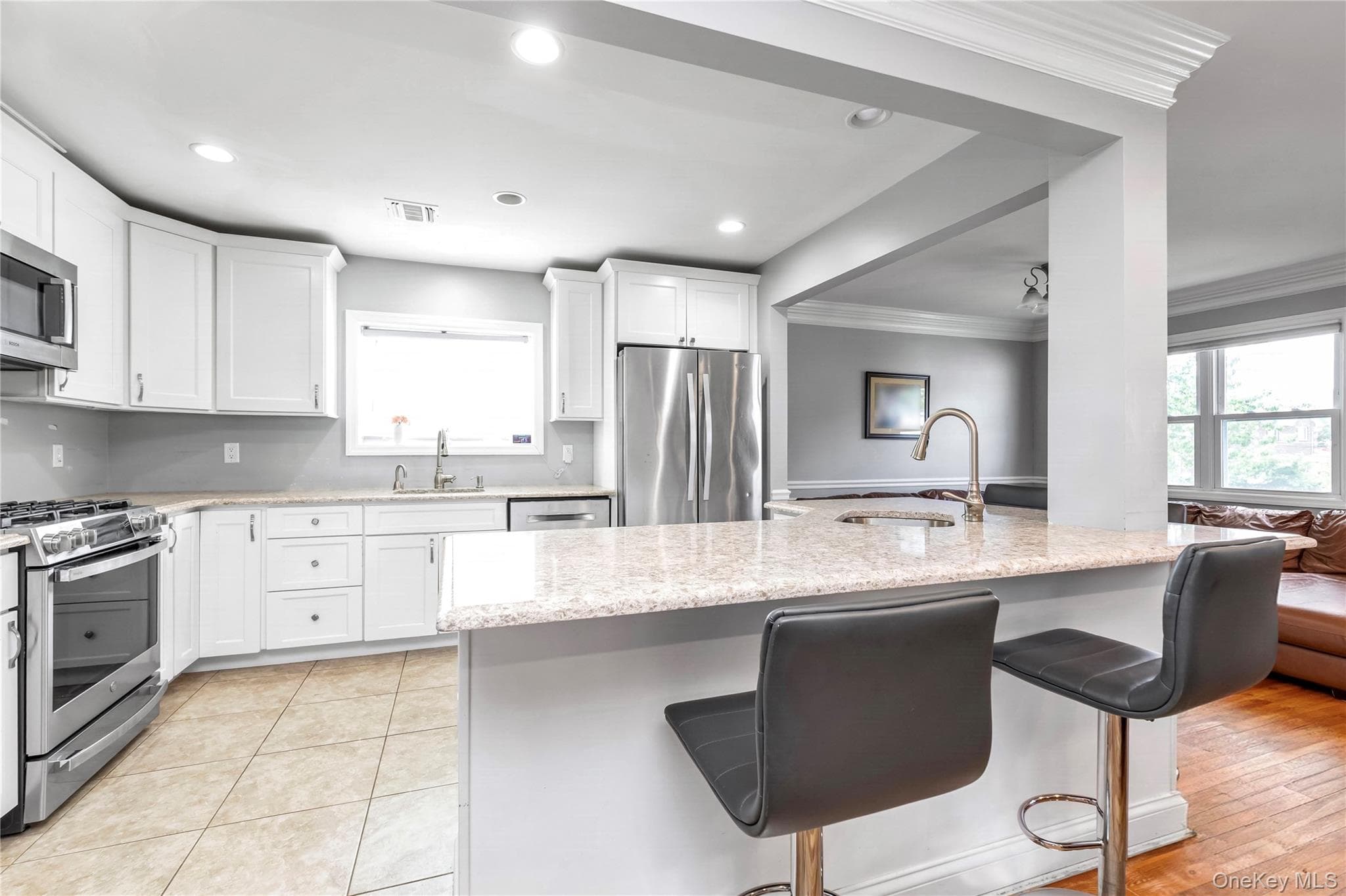 647 Jarvis Avenue thumbnail 11