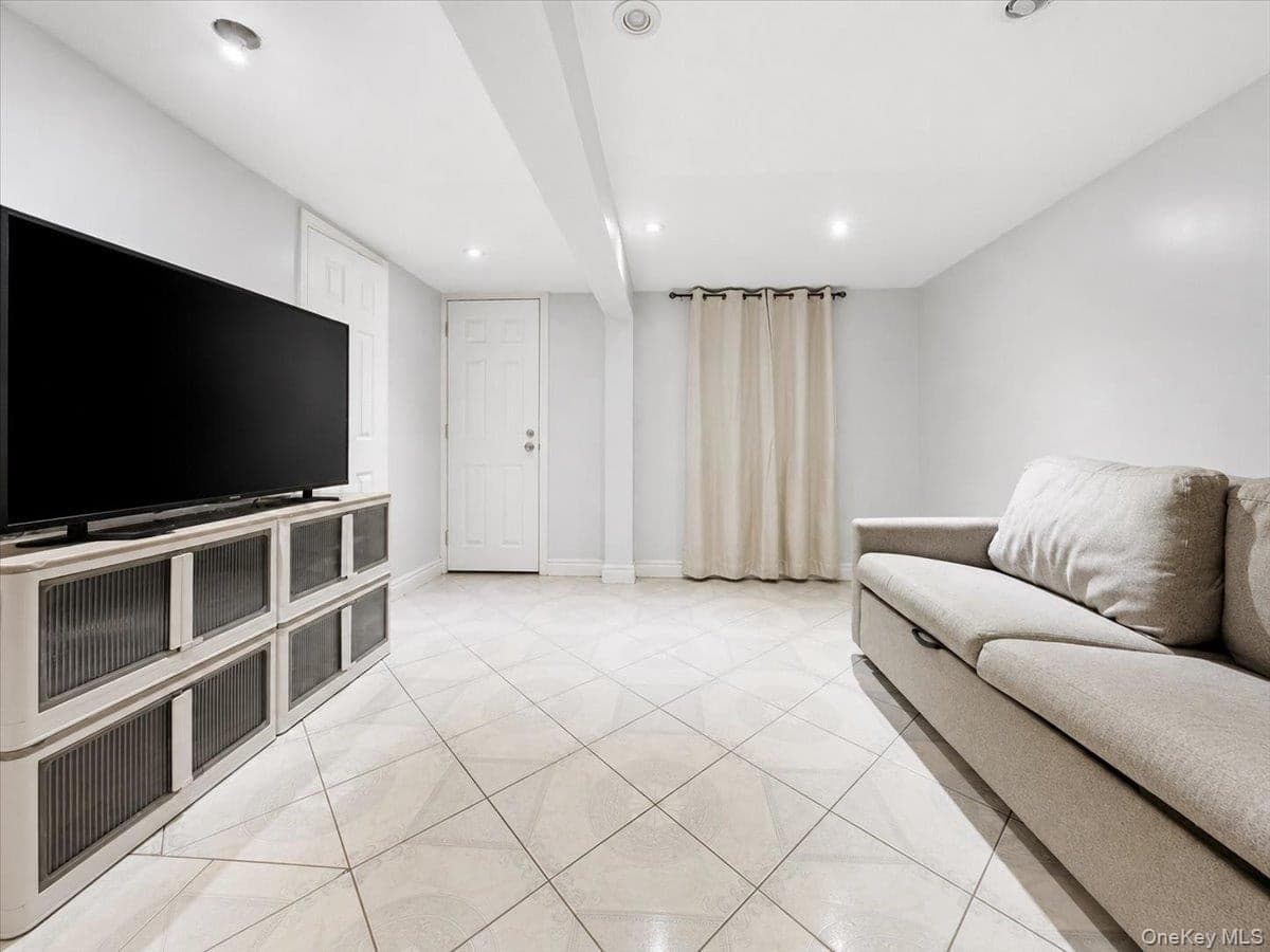 320 E 59th Street thumbnail 14