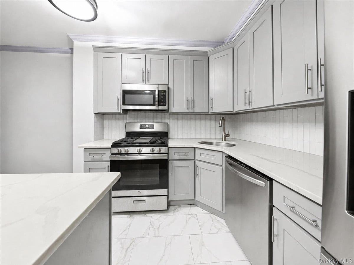 320 E 59th Street thumbnail 6