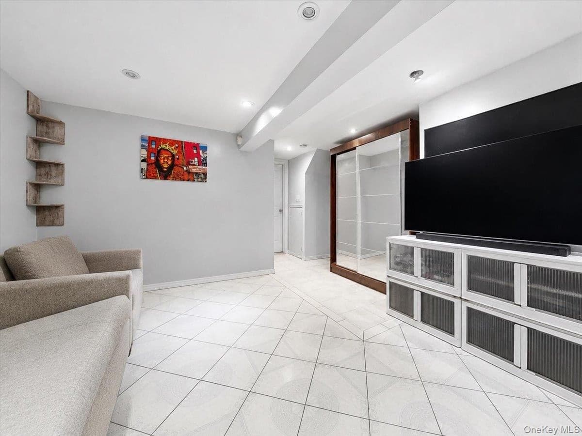 320 E 59th Street thumbnail 13