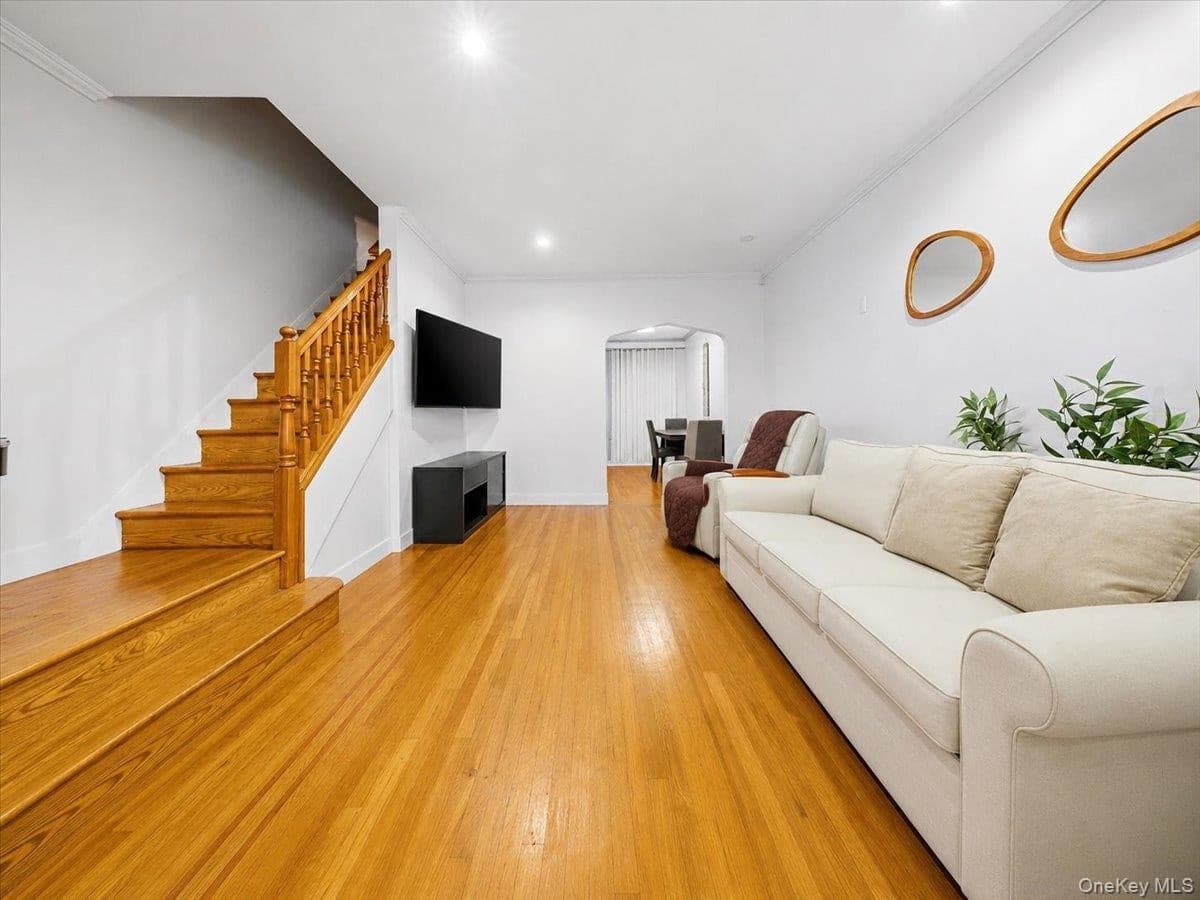 320 E 59th Street thumbnail 3