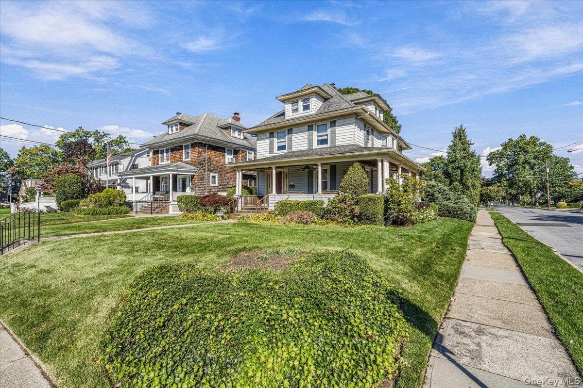 63 Shellbank Place, Rockville Centre