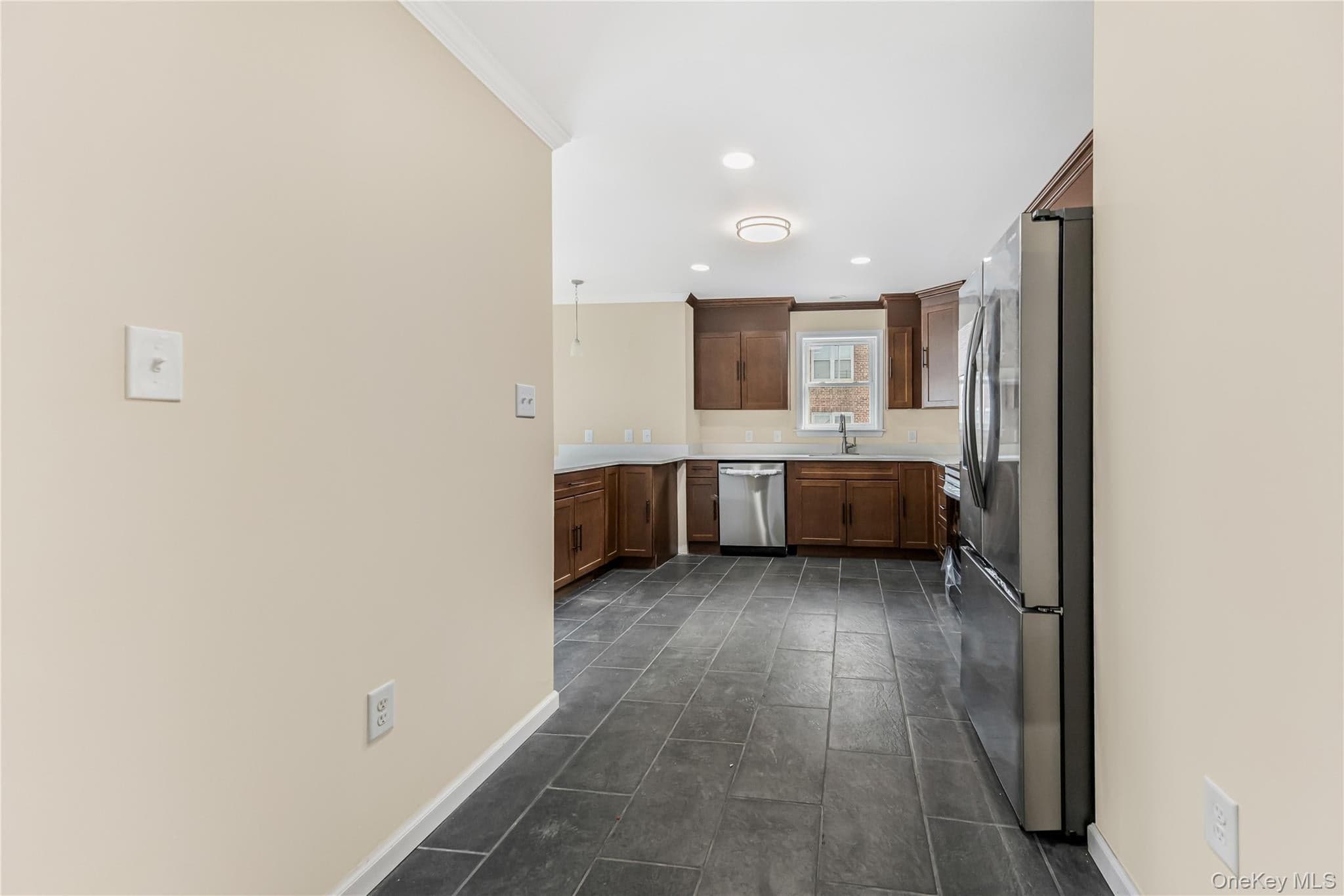 320 E 4th Street thumbnail 25