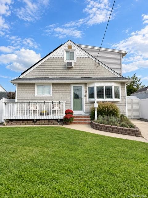 14 E Seacrest Avenue, Lindenhurst