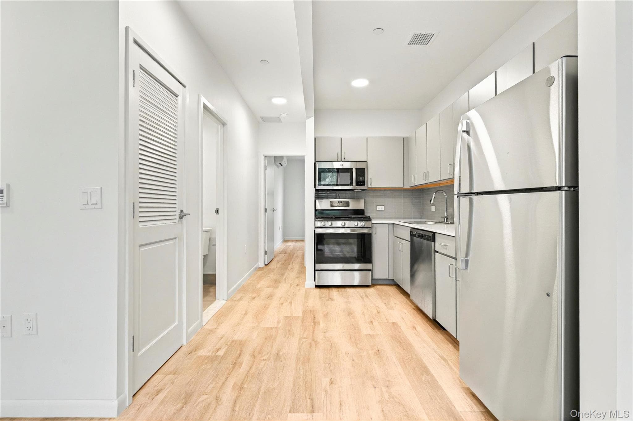 1739 Lacombe Avenue Unit: 1B thumbnail 9