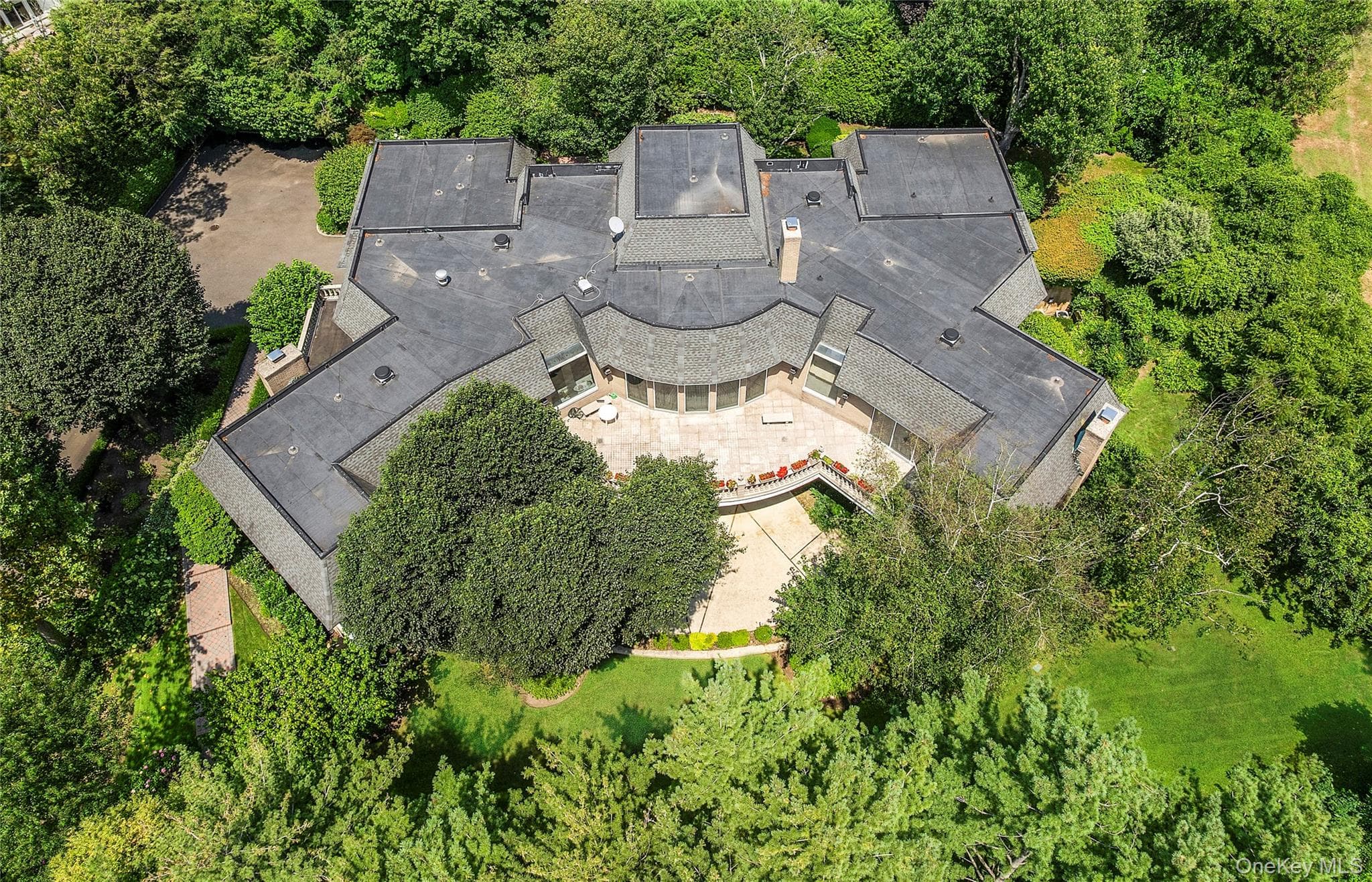 13 Chanticlare Drive, Manhasset