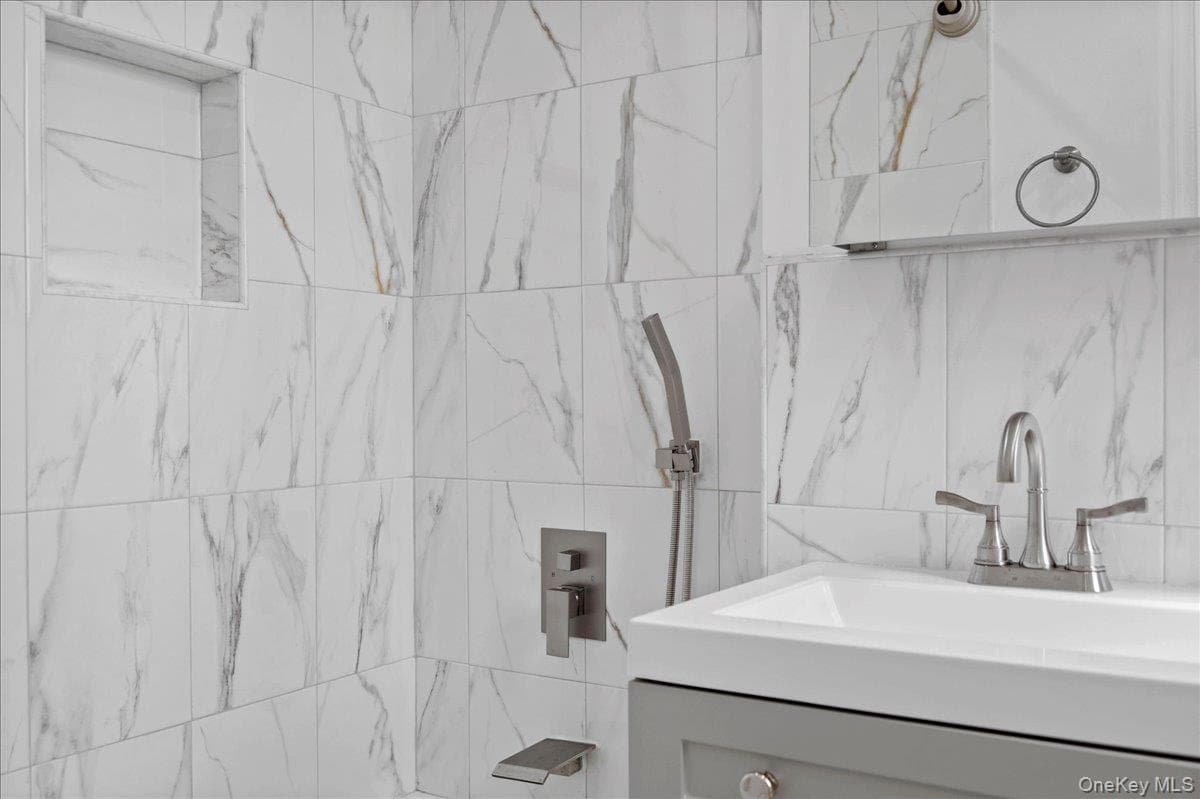1111 Midland Avenue Unit: 6G thumbnail 17