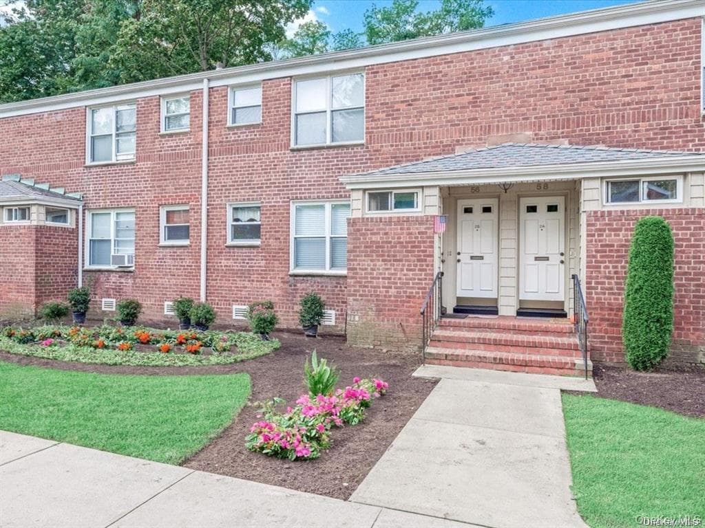 56 Edwards Street Unit: 2B, Roslyn Heights