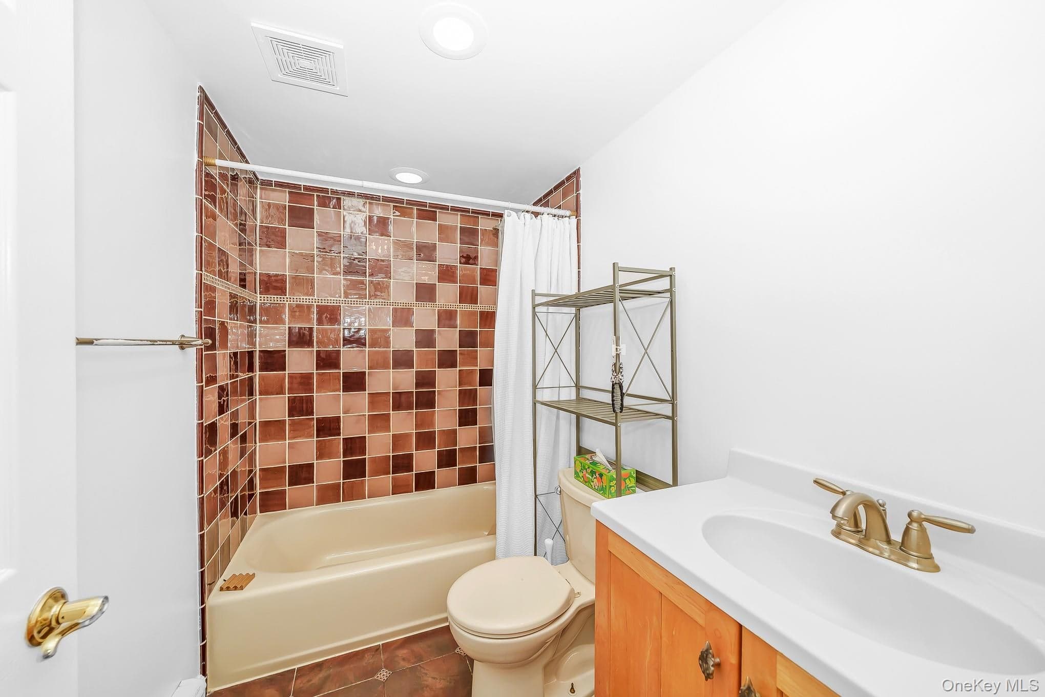 209 Claxton Avenue thumbnail 15