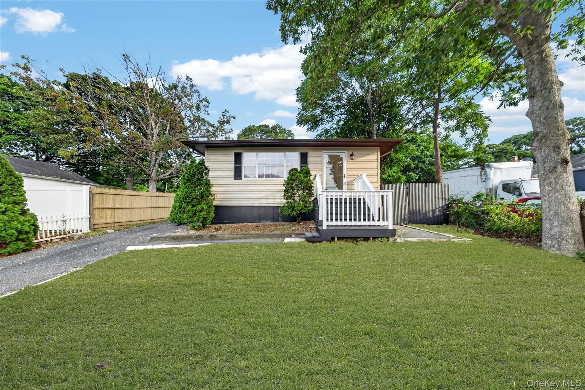28 Roslyn Avenue, Selden