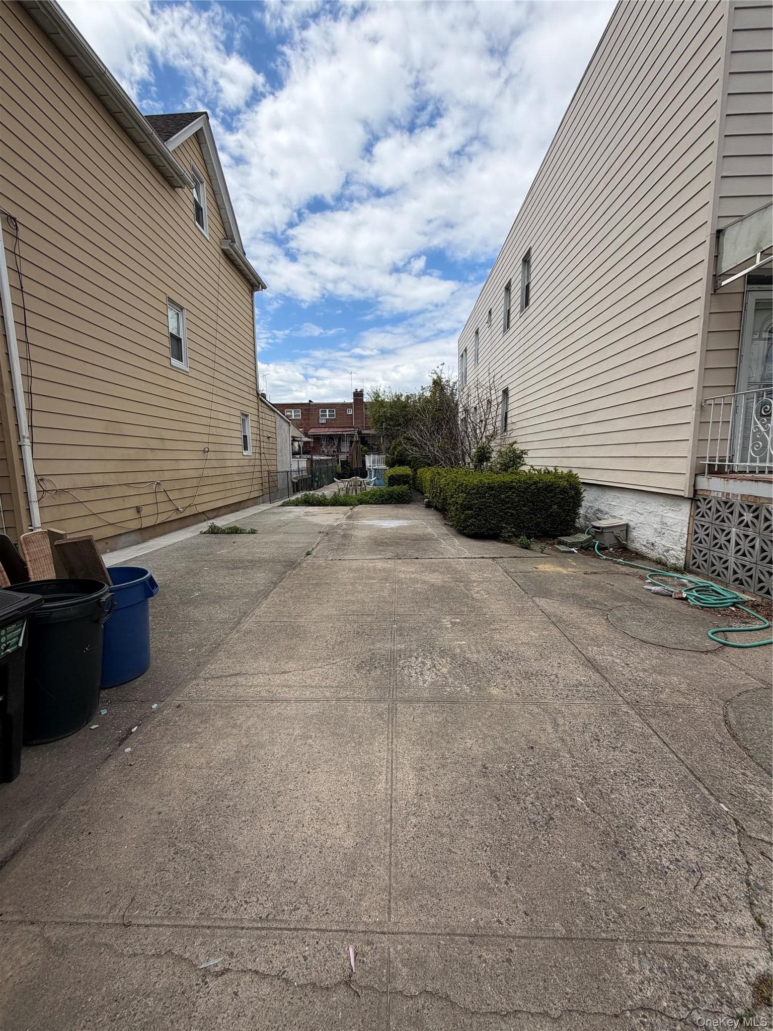 1871 Matthews Avenue thumbnail 4