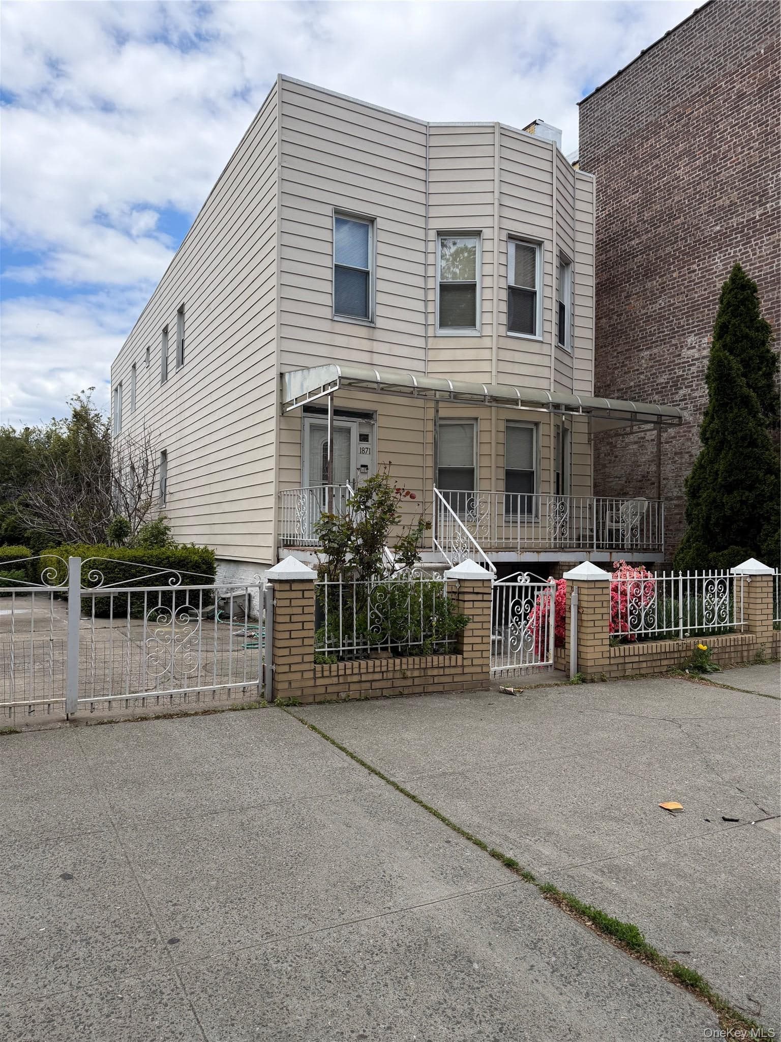 1871 Matthews Avenue thumbnail 2