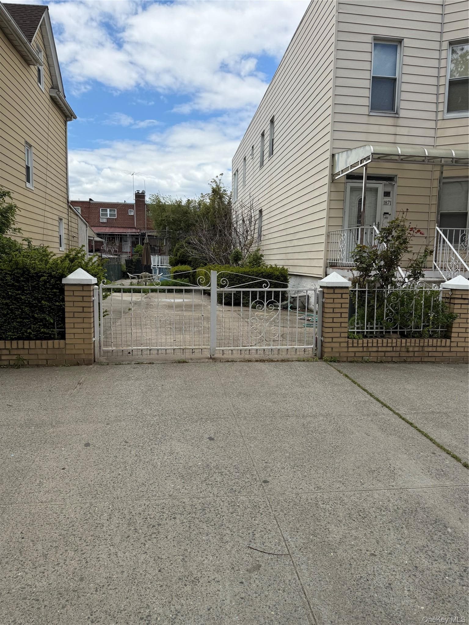 1871 Matthews Avenue thumbnail 3