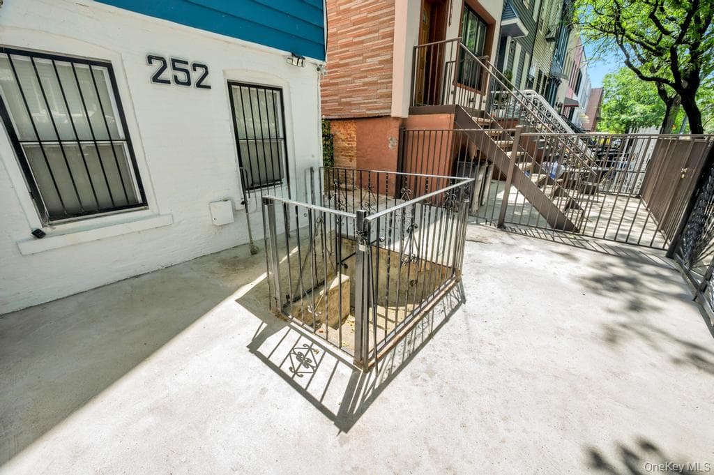 252 Woodbine Street thumbnail 3