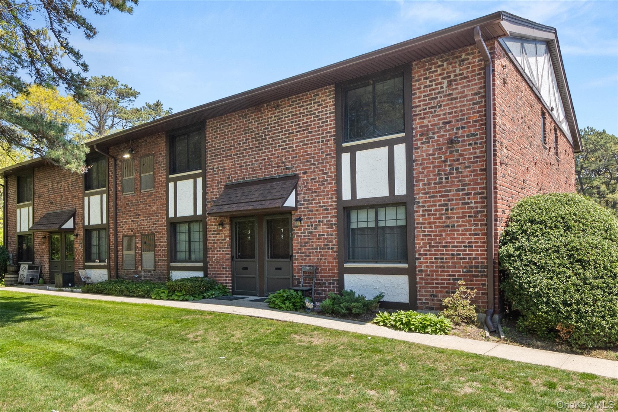 5 Pinebrook Place Unit: 5, Bay Shore