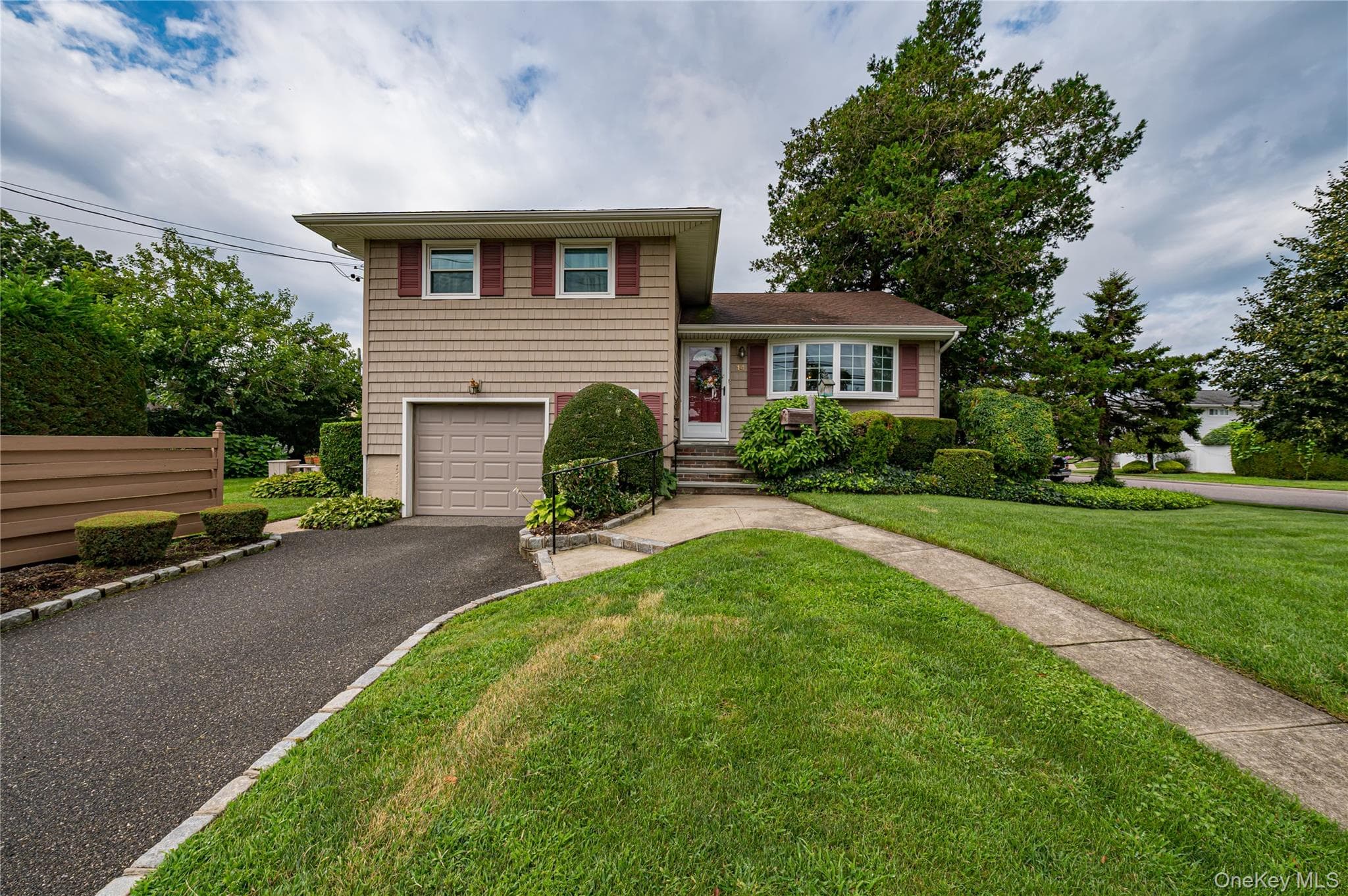 14 Westmoreland Road, Hicksville