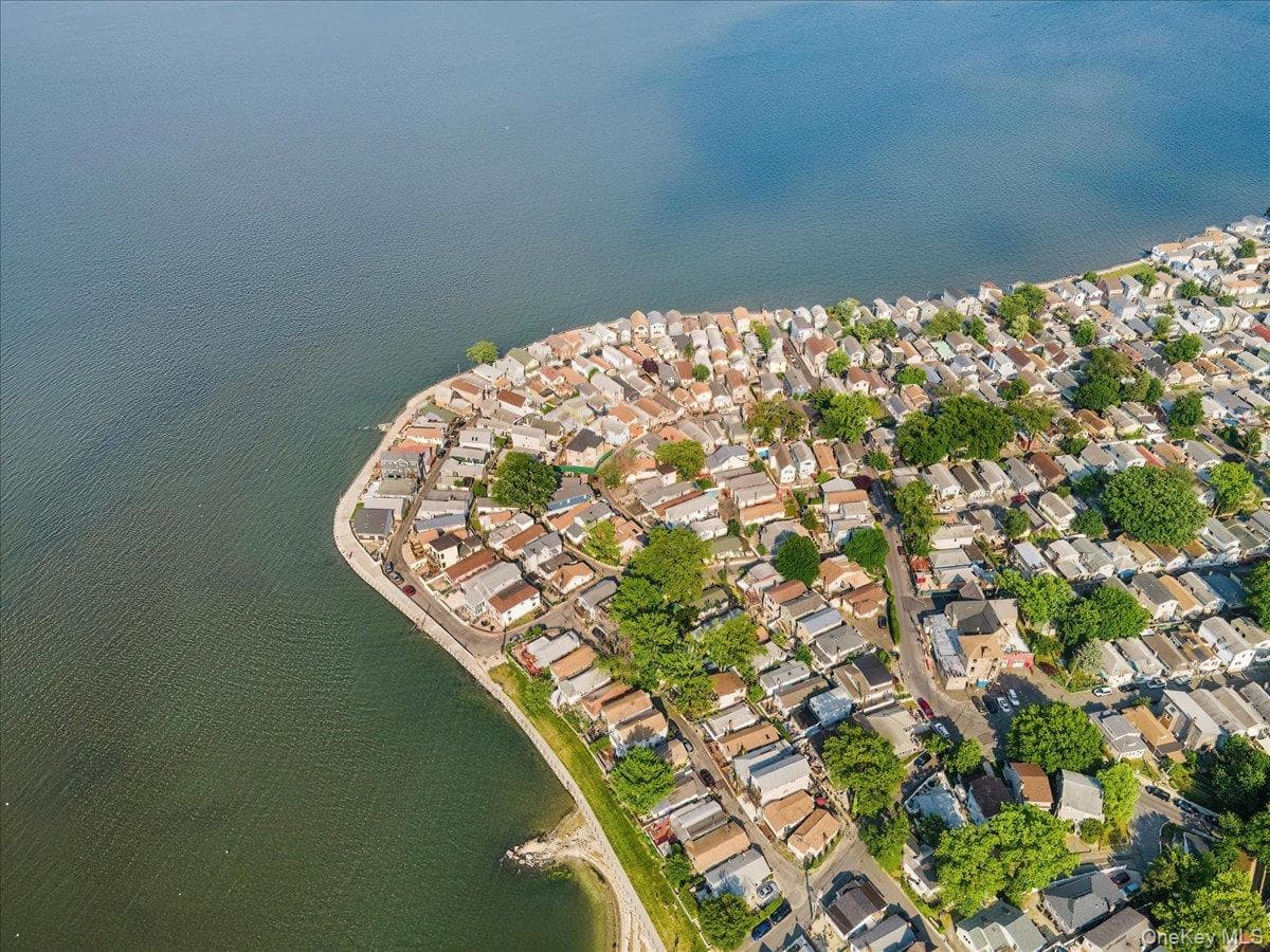 22B Edgewater Park thumbnail 14