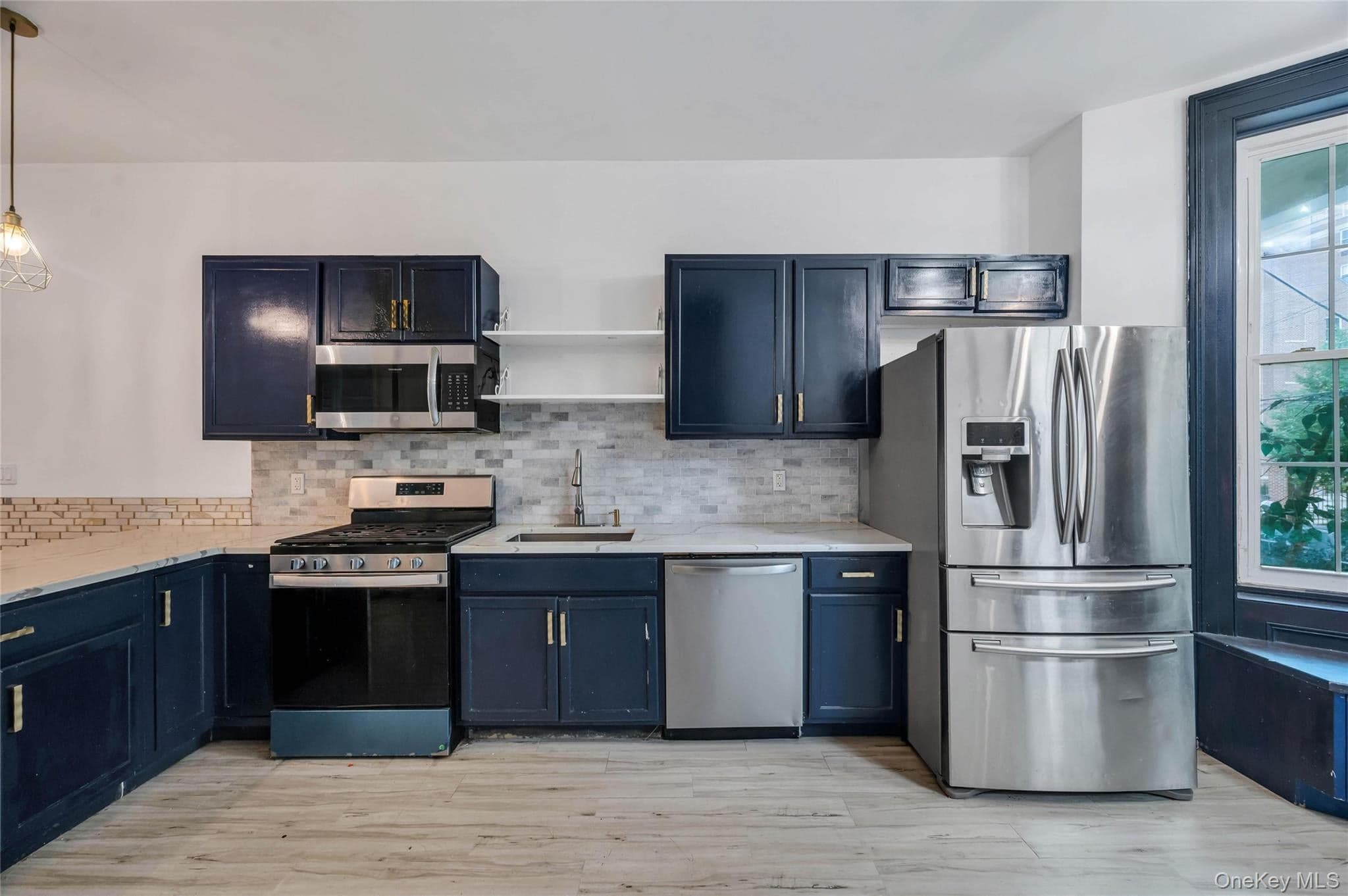 330 E 198th Street thumbnail 8